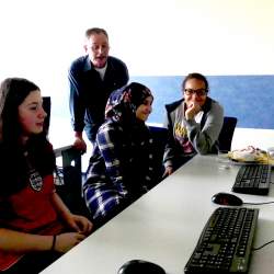 Technikinteressierte Mädchen beim Girls'Day 2017 an der DUT Wirtschaftsfachschule in Berlin
